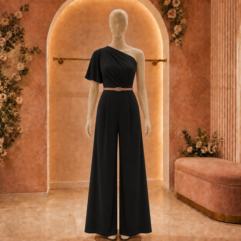 Enterizo negro elegante exhibido sobre maniquí